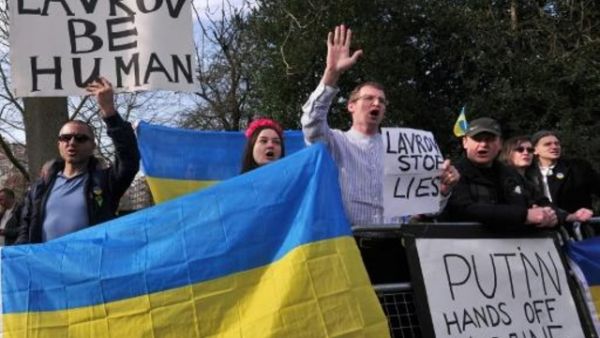 متظاهرون معارضون لروسيا يطلقون هتافات ويرفعون العلم الاوكراني امام مقر السفير الاميركي في لندن

