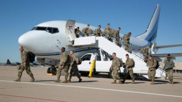 وصول جنود اميركيين إلى قاعدة عسكرية في اريزونا 
