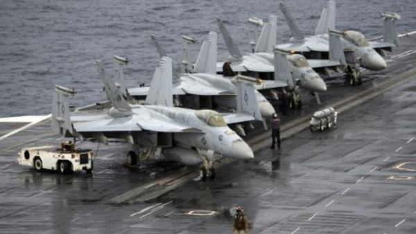 مقاتلات على متن حاملة الطائرات جورج بوش في قاعدة نورفولك
