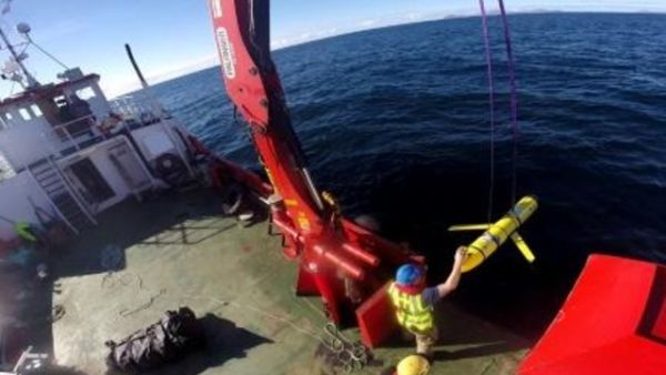 صورة غير مؤرخة للبحرية الاميركية لطاقم زورق راساي العسكري ينتشلون مسابير غواصة تخص البحريتين الاميركية والبريطانية

