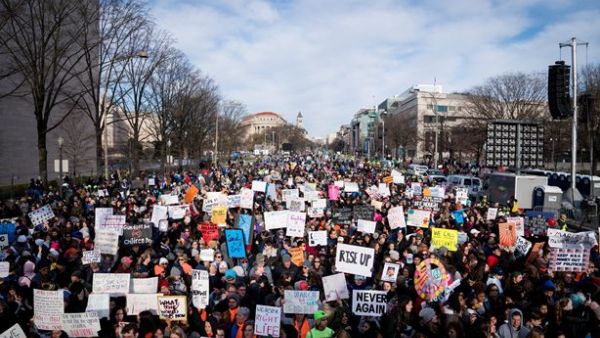 مسيرات حاشدة بأنحاء الولايات المتحدة للمطالبة بفرض قيود على الأسلحة

