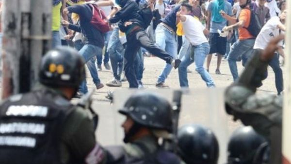 مواجهات بين الشرطة ومتظاهرين ضد الرئيس مادورو