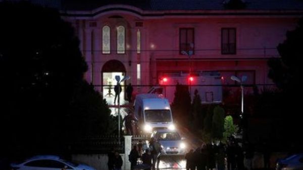 خبراء بالطب الشرعي أتراك يغادرون في سيارة شرطة فيلا خارج اسطنبول ضمن التحقيق في مقتل الصحفي السعودي جمال خاشقجي يوم الاثنين
