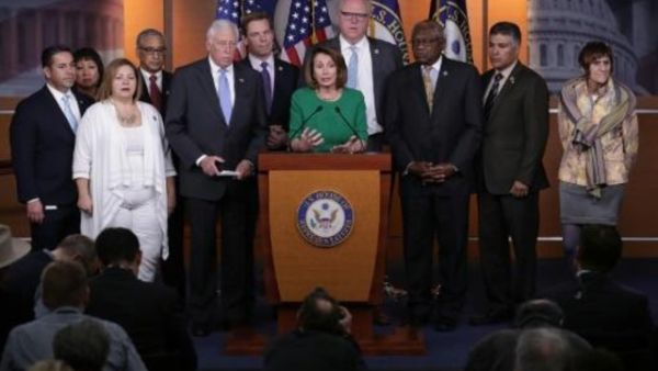 رئيسة الاقلية في مجلس النواب الديموقراطية نانسي بيلوسي
