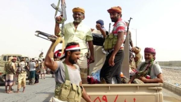 قوات موالية للحكومة المدعومة من التحالف الذي تقوده السعودية بالقرب من مدينة الحديدة التي يسيطر عليها المتمردون الحوثيون

