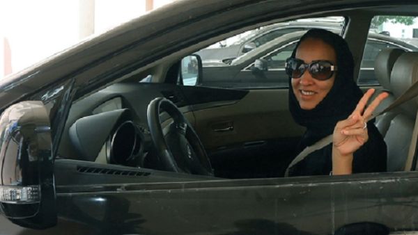 الناشطة السعودية منال الشريف في دبي تضامنا مع الحملة المطالبة بالسماح للسعوديات بقيادة السيارة
