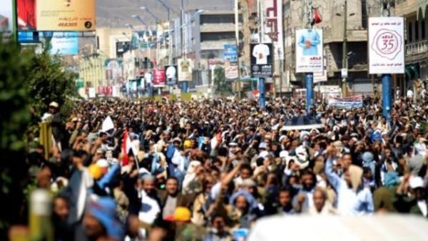 يمنيون يتظاهرون في صنعاء ضد الحصار الذي يفرضه التحالف العربي بقيادة السعودية على اليمن 
