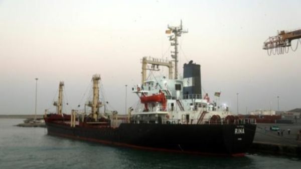 سفينة محملة بالمواد الغذائية في ميناء الحديدة