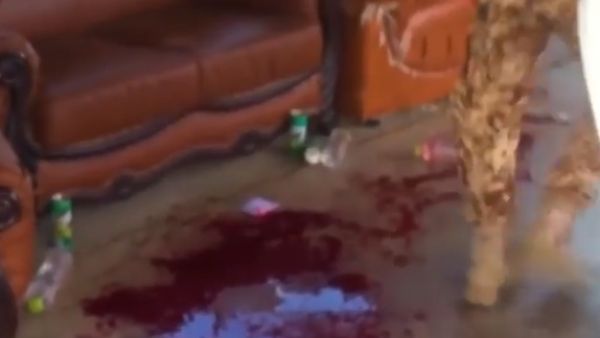 لحظة استهداف طائرة حوثية مسيرة عرضا عسكريا باليمن