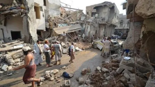 أشخاص في موقع استهدفته ضربة جوية للتحالف الذي تقوده السعودية في محافظة الحديدة باليمن
