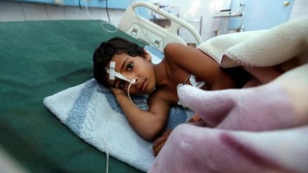طفل يمني يعاني من الخناق في مستشفى في صنعاء
