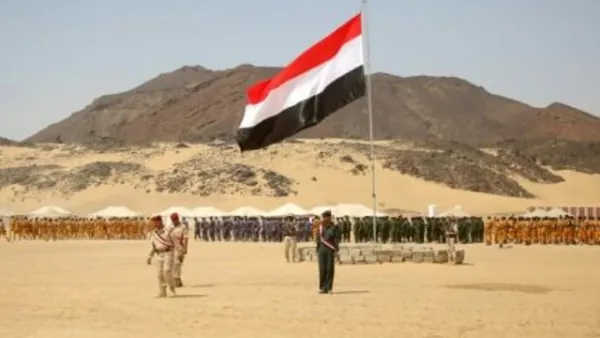 جنود حكوميون يشاركون في عرض عسكري في مأرب

