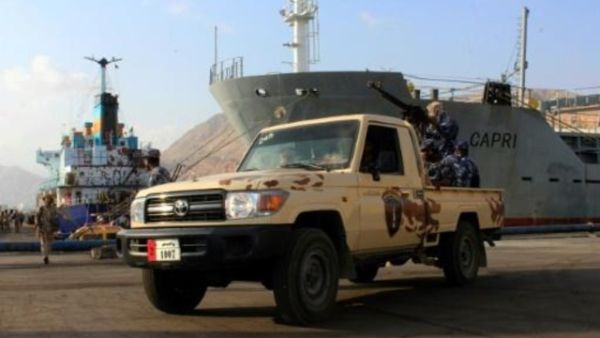 قوات يمنية موالية للحكومة تتولى حراسة سفينة في ميناء المكلا جنوب غرب اليمن
