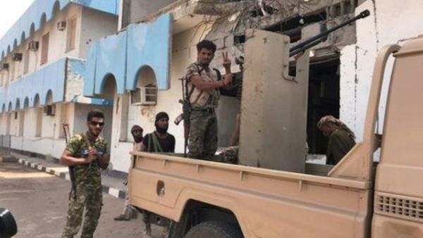 جنود يمنيون تدعمهم الامارات يحرسون محطة للطاقة بمدينة المخا الواقعة على البحر الأحمر في اليمن
