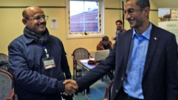 سليم مغلس العضو في وفد المتمردين (يمين) وأحمد غالب أحد اعضاء الوفد الحكومي يتصفاحان على هامش مشاورات السلام في السويد
