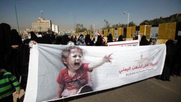 متظاهرات يمنيات مؤيدات للحوثيين ضد الضربات الجوية الأمريكية
