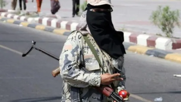 جندية يمنية من المتمردين
