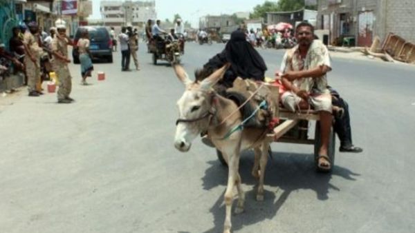 رجل وامراة على عربة يجرها حمار يعودان الى زنجبار كبرى مدن محافظة ابين جنوب اليمن بعد استعادتها من جهاديي القاعدة