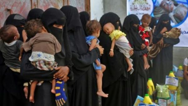 نساء امام مركز لتوزيع المساعدات في الحديدة