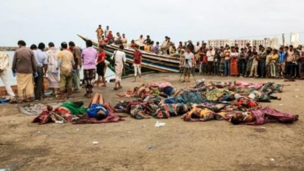 جثث للاجئين قتلوا في قصف استهدف قاربا محملا بلاجئين صوماليين كانوا متجهين الى ميناء الحديدة اليمني

