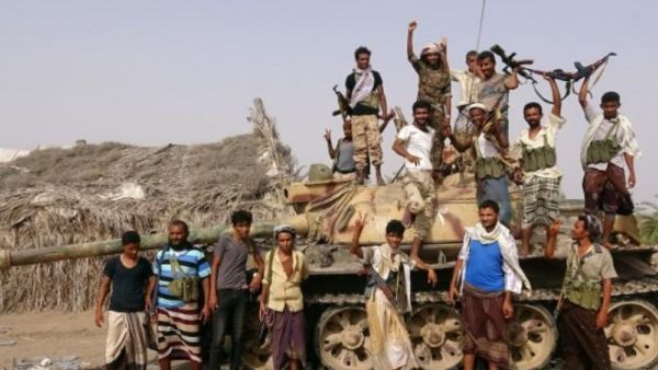 مقاتلون من العشائر الموالية للحكومة اليمنية يقفون بجوار دبابة بالقرب من الحديدة
