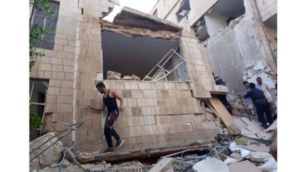 مقتل 3 اشخاص واصابة 7 في انهيار بناية بمدينة الزرقاء الاردنية

