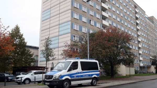 A police vehicle is pictured in front of a House in Jena, east Germany, during an anti-terror operation on October 25, 2016. (AFP/Bodo Schackow)