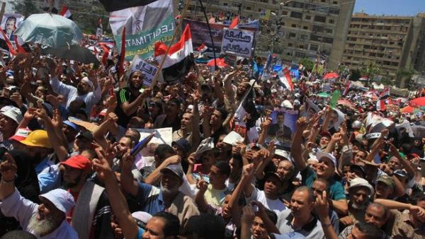 EGYPT, Cairo : Supporters of ousted president Mohamed Morsi shout slogans during a demonstration in support of Morsi in Cairo, on August 9, 2013. AFP PHOTO/ AHMED MAHMOUD