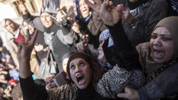 Egyptian women shout slogans during the funeral of one of the thirteen people killed in a car bomb attack earlier in the day, in the Egyptian city of Mansura, North of Cairo, on December 24, 2013. [AFP]