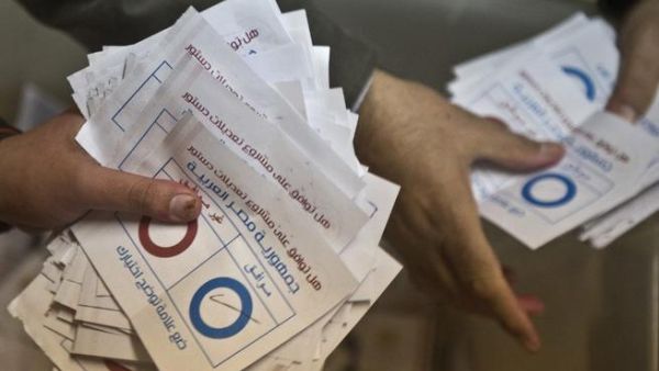 Polling station officials count ballots in the Egyptian capital Cairo on January 15, 2014. [AFP]