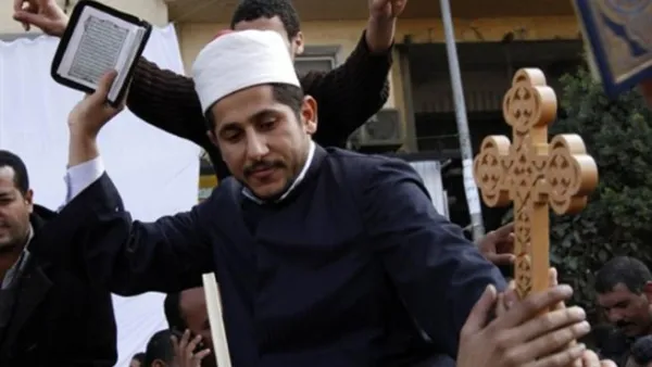 رجل دين ازهري ملسلم محمولا على اكتاف متظاهرين مسيحيين اليوم الاحد في ميدان التحرير/أ.ف.ب