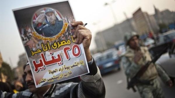  المتظاهرون حملوا لافتات في ميدان التحرير كتب عليها "لا لاستفتاء 19 مارس"
