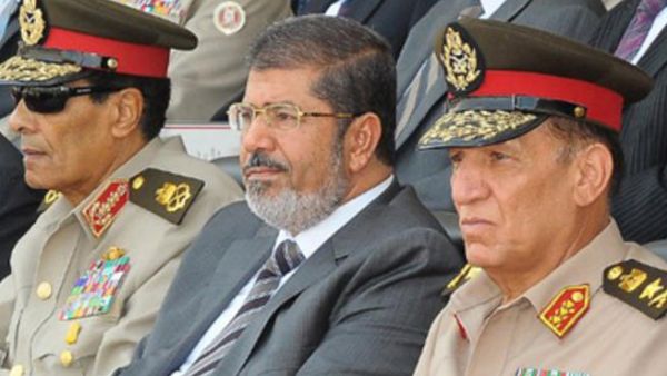 الرئيس المصري محمد مرسي مع رئيس المجلس العسكري السابق المشير محمد حسين طنطاوي.