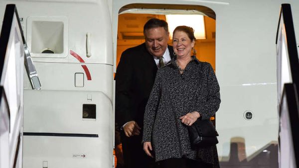 مايك بومبيو وقرينته سوزان يصلان أبو ظبي
