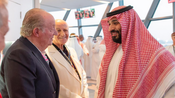 مصافحة باليد بين الملك الوالد خوان كارلوس وولي عهد السعودية محمد بن سلمان