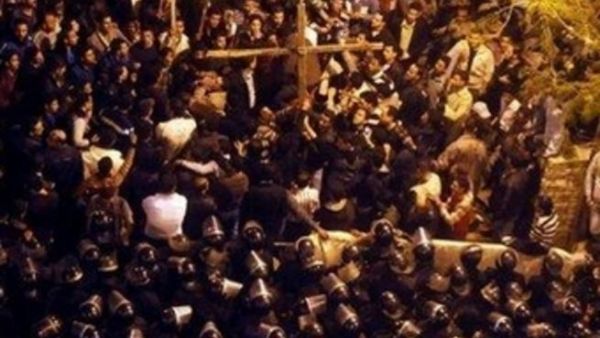 شبان مسيحيون غاضبون يشتبكون مع الشرطة