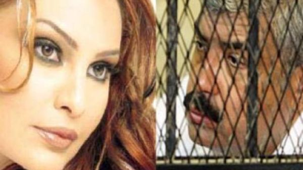 طلعت مصطفى وراء القضبان والى يساره صورة للمغنية القتيلة