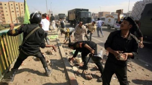 شرطيون مصريون يرشقون شبانا اقباط بالحجارة خلال اشتباكات في القاهرة