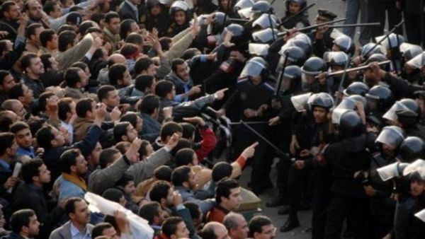 مواجهات بين شرطة مكافحة الشغب المصرية ومتظاهرين من الاخوان المسلمين في القاهرة في 2008