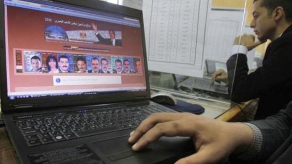 موظفون في مركز لتقديم الشكاوى المتعلقة بالانتخابات في القاهرة