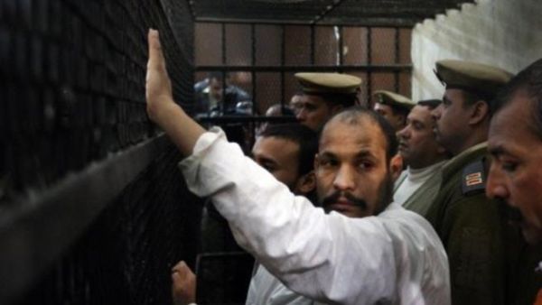 قرشي ابو الحجاج خلال مثوله مع اثنين اخرين امام القضاء في قضية قتل ستة اقباط في 6 كانون الثاني/يناير