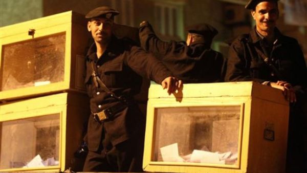 شرطيان يقفان في حراسة صناديق اقتراع
