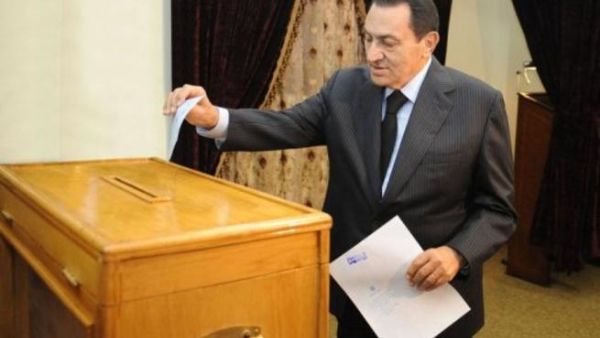 الرئيس المصري حسني مبارك يدلي بصوته في القاهرة 
