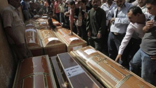 نعوش القتلى الأقباط في أحداث ماسبيرو مع عناصر من الجيش المصري