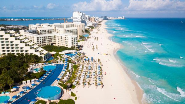 Beach in Cancun, Mexico (Shutterstock)