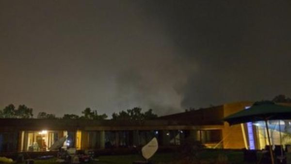 دخان يتصاعد بعد قصف شنته طائرات الاطلسي على طرابلس