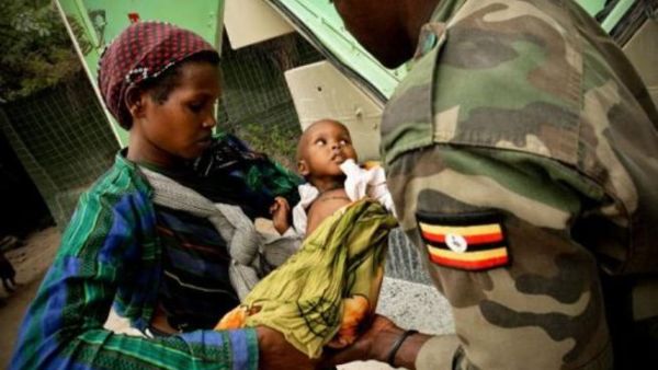 طبيب من مهمة الاتحاد الافريقي في الصومال يعاين طفلا يعاني من سوء التغذية في مقديشو
