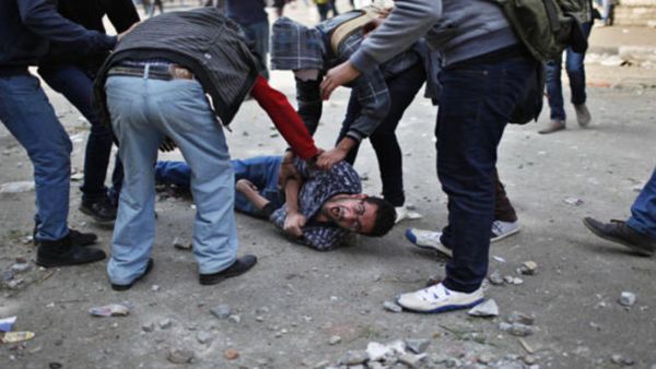 اسعاف احد المتظاهرين بعد اصابته اسعاف احد المتظاهرين بعد اصابته