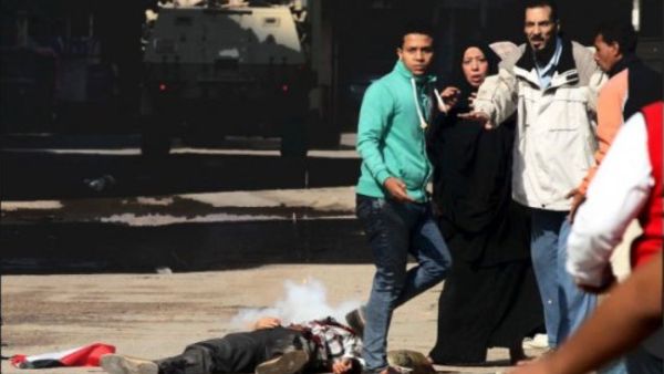 Egyptians react next to a man who has been shot during clashes between protesters and police in Cairo on November 28, 2014. (AFP/Khaled Desouki)