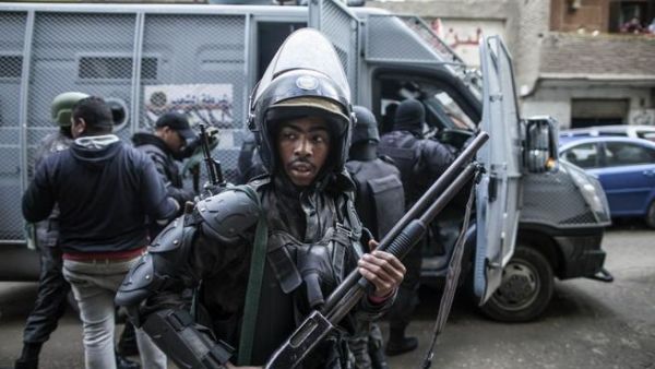 Members of the Egyptian police special forces patrol streets in al-Haram neighborhood of Cairo on Jan. 25, 2016 in order to head off potential protests against President Abdel Fattah al-Sisi's government. (AFP/Mahmoud Khaled)